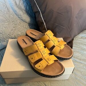 Clarks Triple strap sandal, Gold